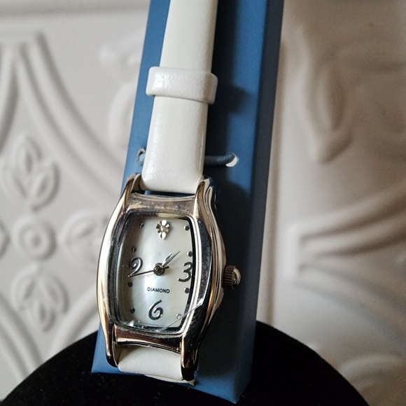 VINTAGE Avon- Diamond Accent Watch With Mother of Pearl Dial in White - Picture 3 of 4
